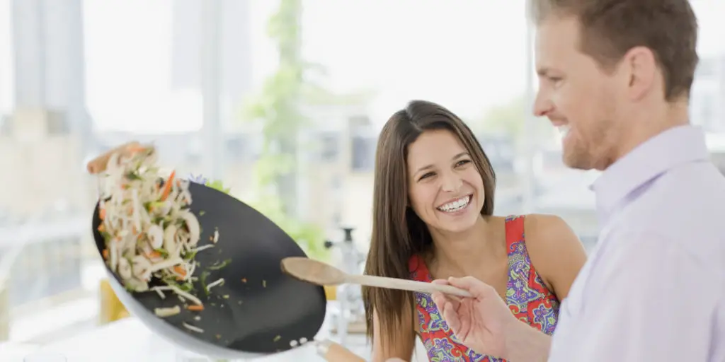 beneficios de cocinar en pareja