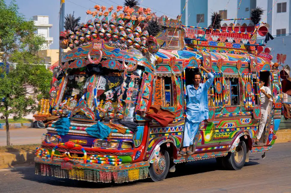 por que en pakistan decoran los camiones