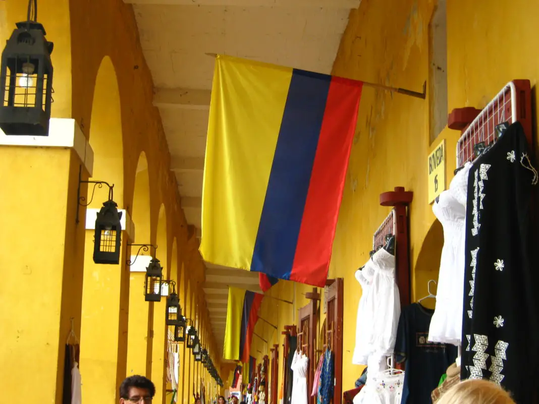 serie de tiendas de souvenirs construidas en las antiguas celdas en la antigua cárcel de Cartagena