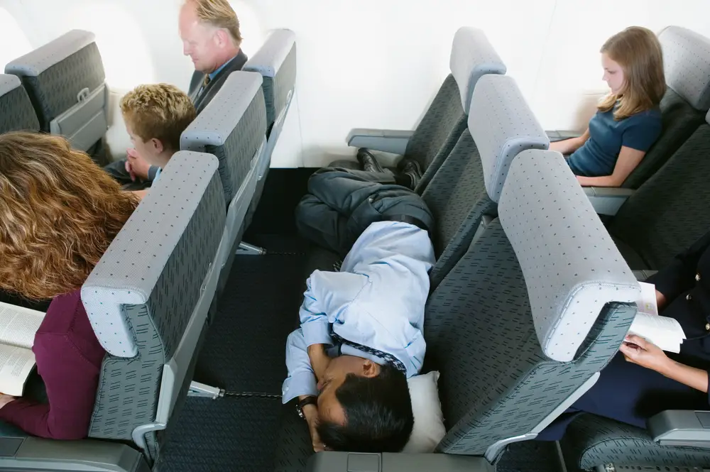 cual es la forma mas comoda para dormir en un avion