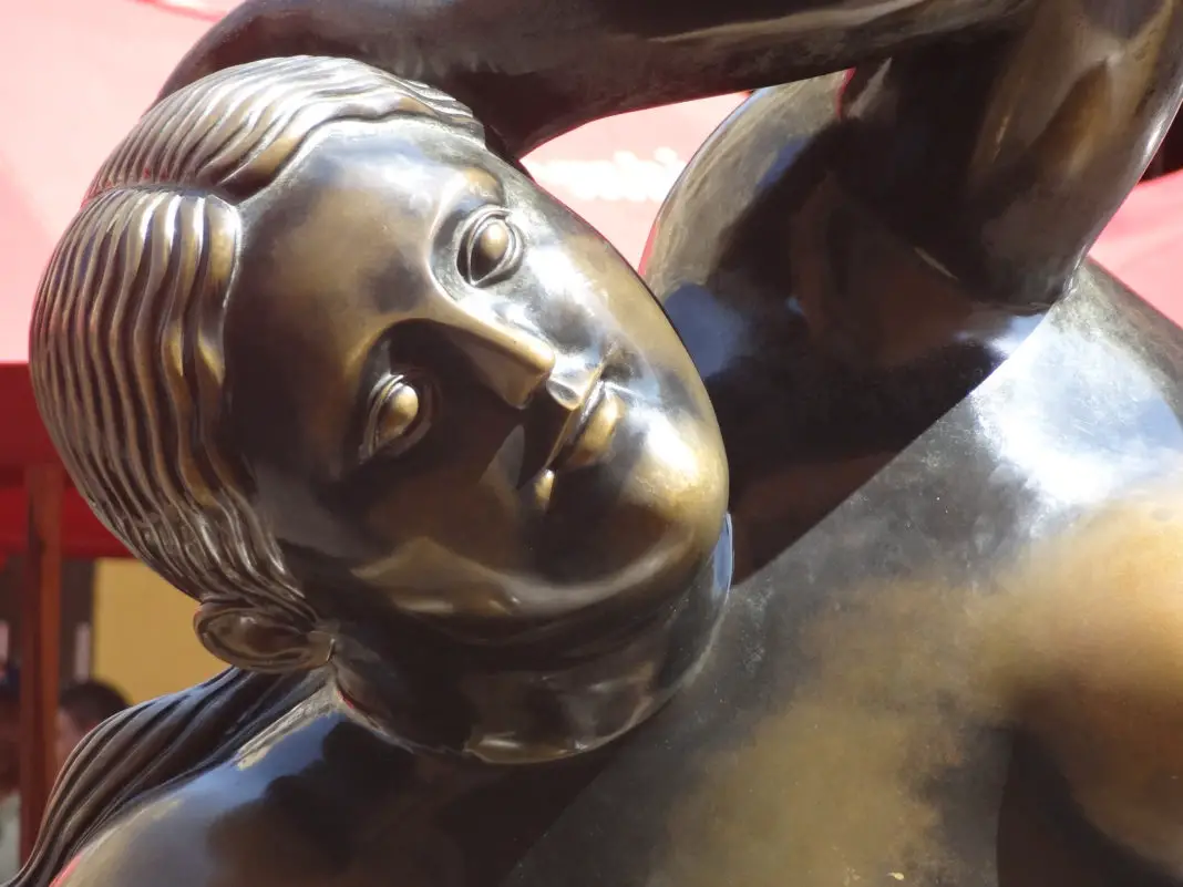 tocar el pecho izquierdo de la famosa estatua de 'Fat Gertrude' de Fernando Botero le da suerte a cualquiera.
