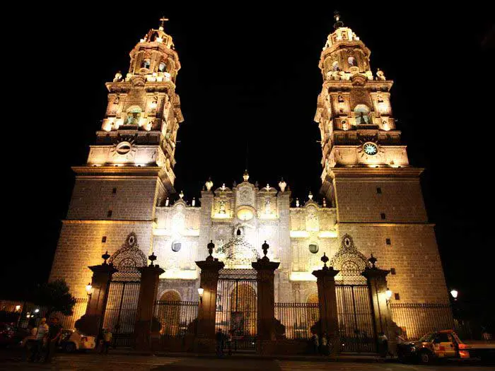 Catedral de Morelia iluminada de noche