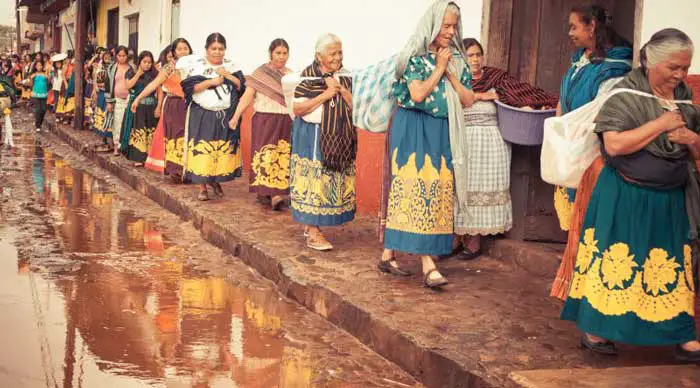 Mujeres con trajes indígenas de Santa Fe de la Laguna