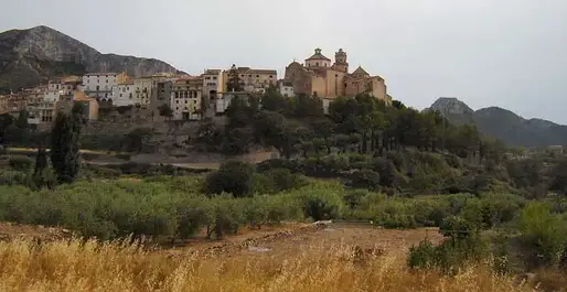Vue lointaine du village de Tivissa