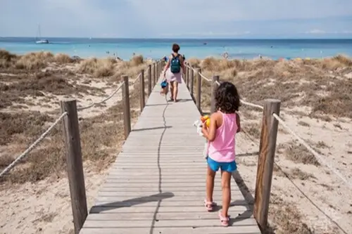 playas de son bou mejores playas de menorca para ir con niños